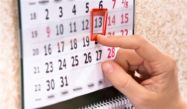Выбор дня для переезда на календаре