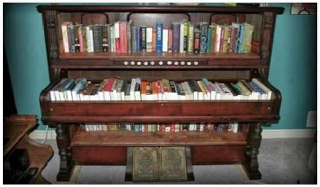 Пианино можно использовать как книжный шкаф